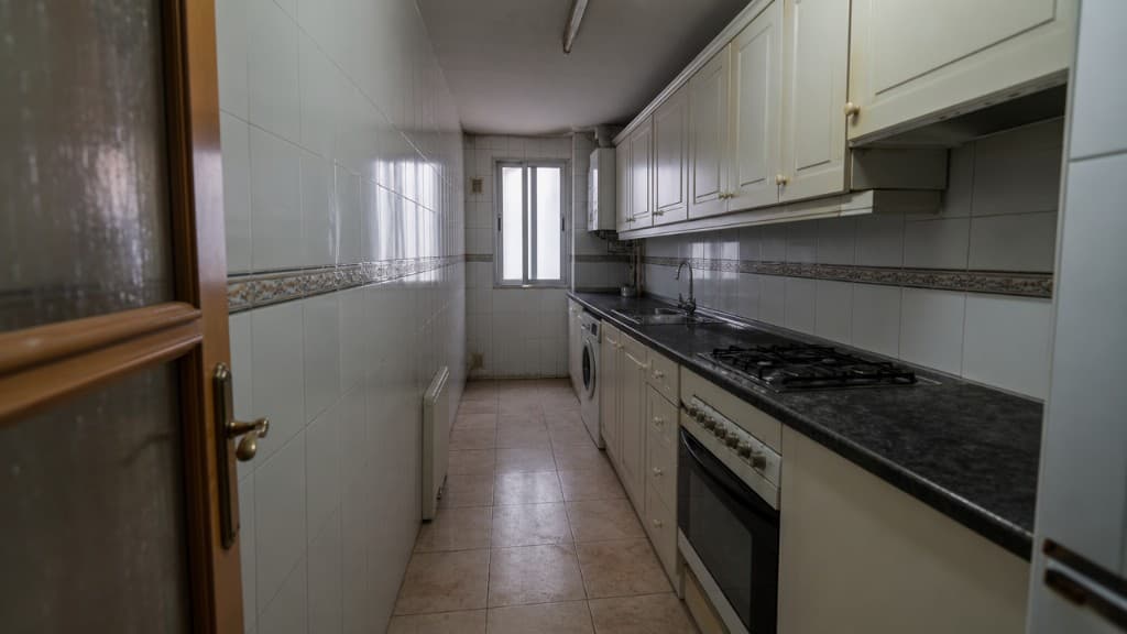 Antes: Cocina lineal de piso antes y después de la reforma