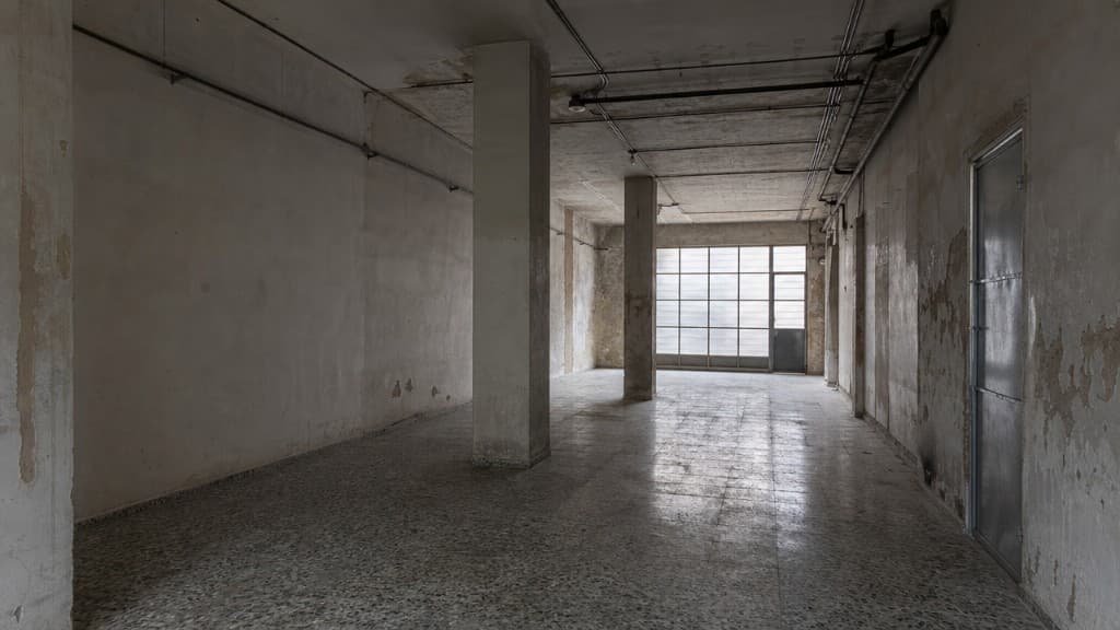 Antes: Loft industrial vacío y reforma a zona de día abierta