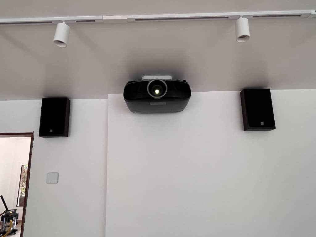 Instalación de proyector en techo con altavoces e iluminación técnica en vivienda