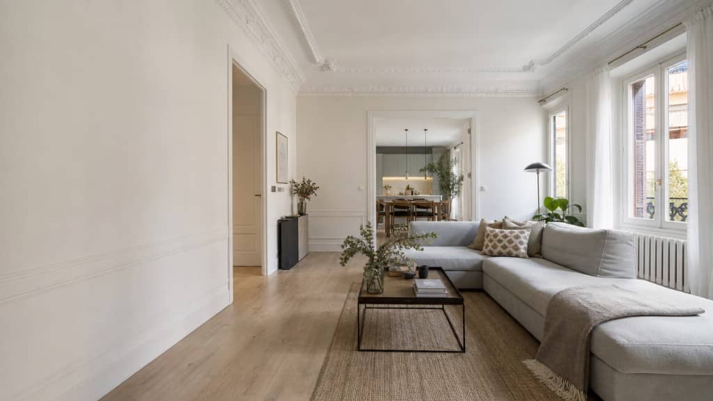 Salón de piso antiguo con boiserie, molduras y reforma parcial en Madrid
