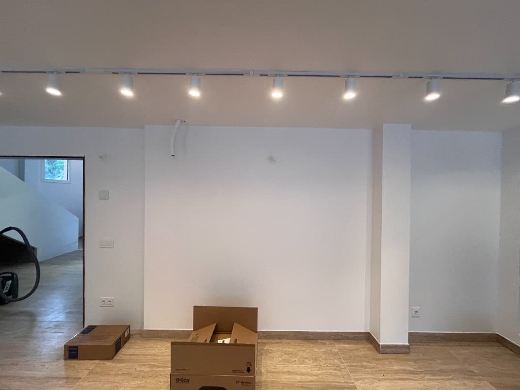 Reforma de salón con iluminación en rail y preinstalación de proyector